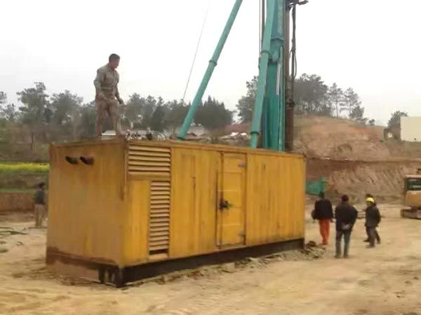 库车如何判断水冷式机油散热器密封件是否需要更换？